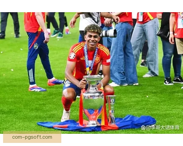 2025年西甲颁奖典礼亚马尔包揽最佳新人和最具影响力球员双冠荣誉